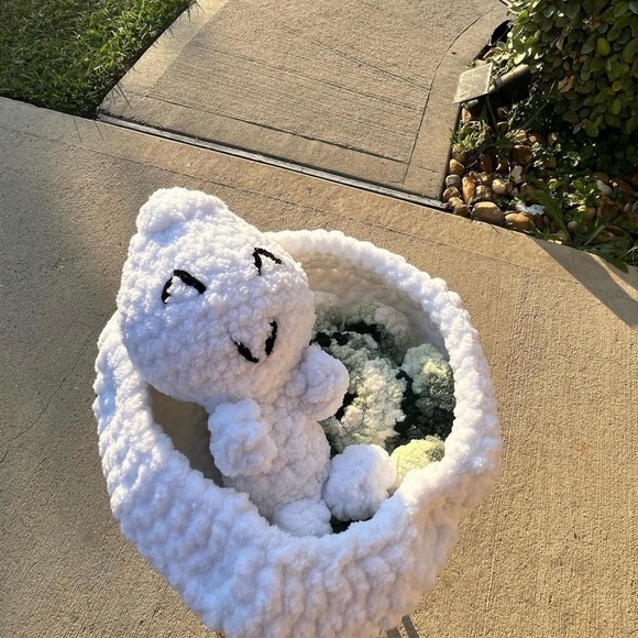 Other - Bao White Plush in Cozy Basket